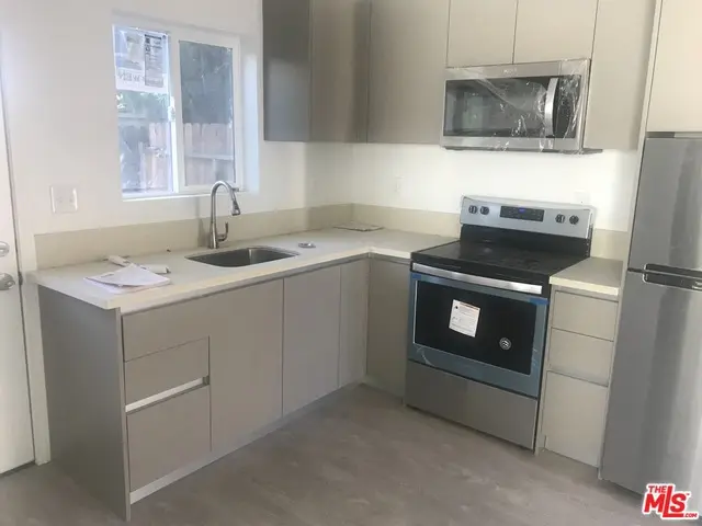 Residential Lease for rent at 1930 S BENTLEY Avenue, Los Angeles, Los Angeles County, CA and 1 bath