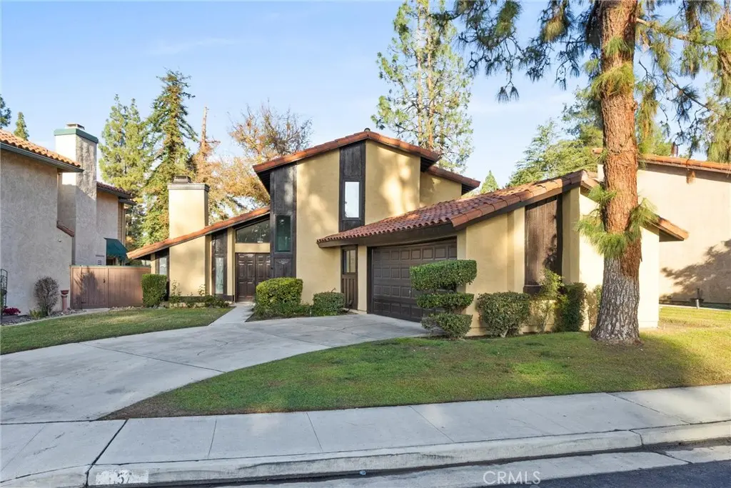 Residential Lease for rent at 4157 Pinewood Lake, Bakersfield, Kern County, CA featuring 3 beds and 3 baths