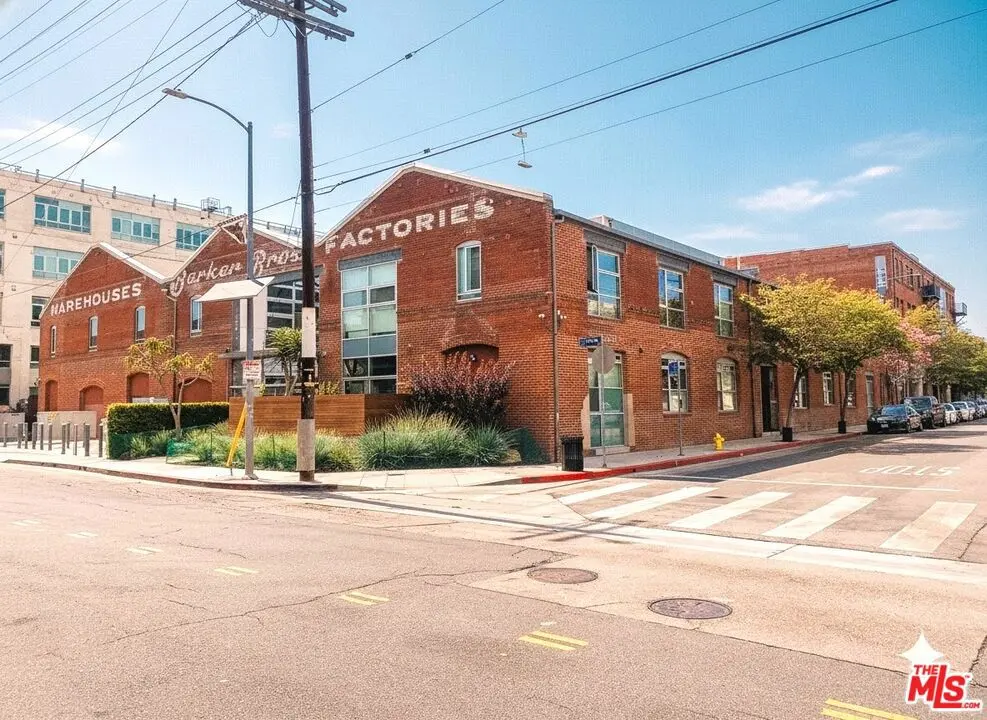 Residential Lease for rent at 527 Molino Street 202, Los Angeles, Los Angeles County, CA featuring 2 beds and 2 baths
