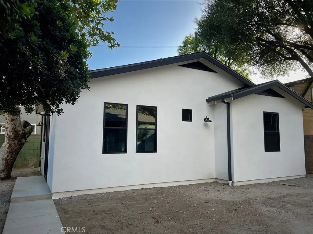 Residential Lease for rent at 1203 S Chavez, Burbank, Los Angeles County, CA featuring 2 beds and 1 bath