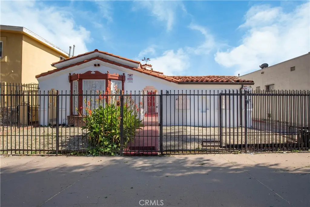 Apartment for sale at 522 W 82nd St, Los Angeles, CA