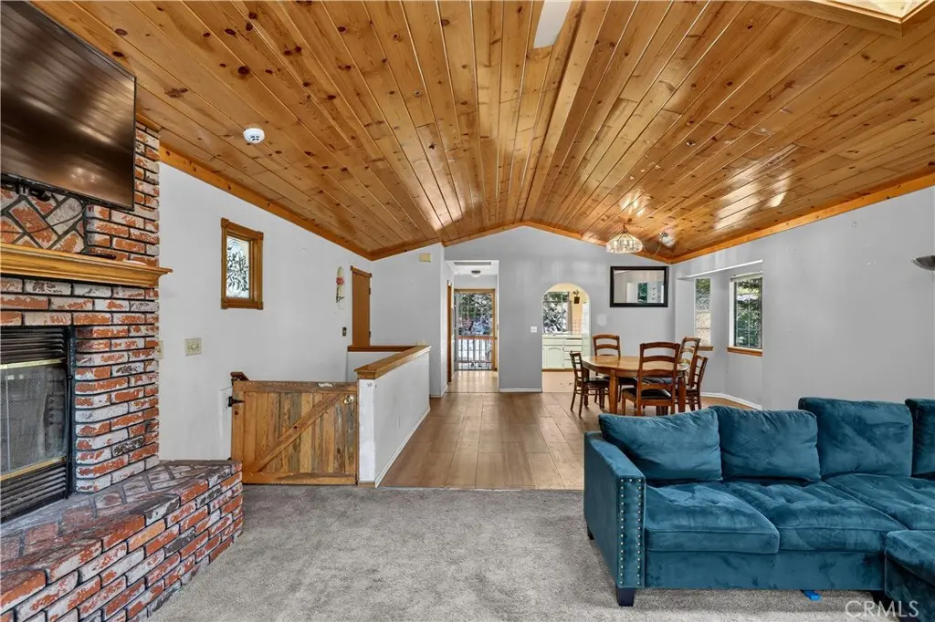 1039 Lausanne, Crestline, CA — listing photo 1