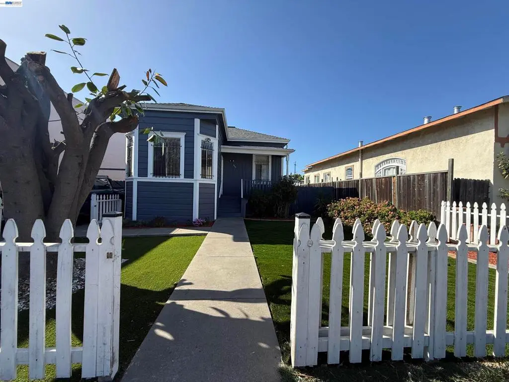 Single Family Residence for sale at 550 Marina Blvd, San Leandro, CA featuring 2 beds and 1 bath