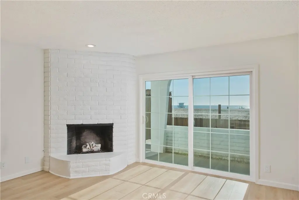 Residential Lease for rent at 3407 Ocean Front Walk B, Los Angeles, Los Angeles County, CA featuring 3 beds and 2 baths
