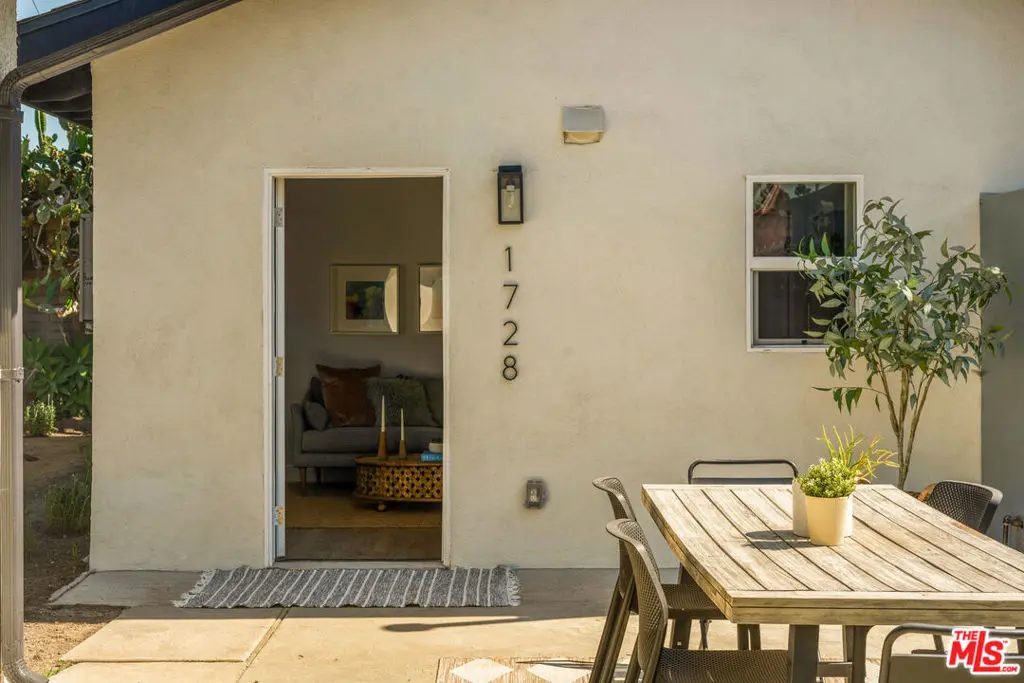 Residential Lease for rent at 1728 52nd Street, Los Angeles, Los Angeles County, CA featuring 1 bed and 1 bath