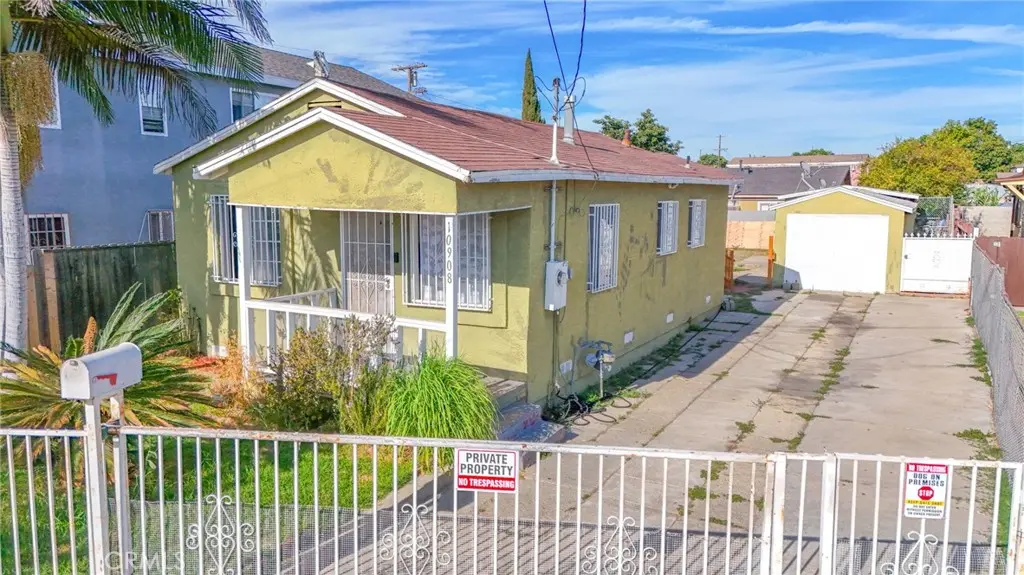 Single Family Residence for sale at 10908 Willowbrook, Los Angeles, CA featuring 2 beds and 1 bath