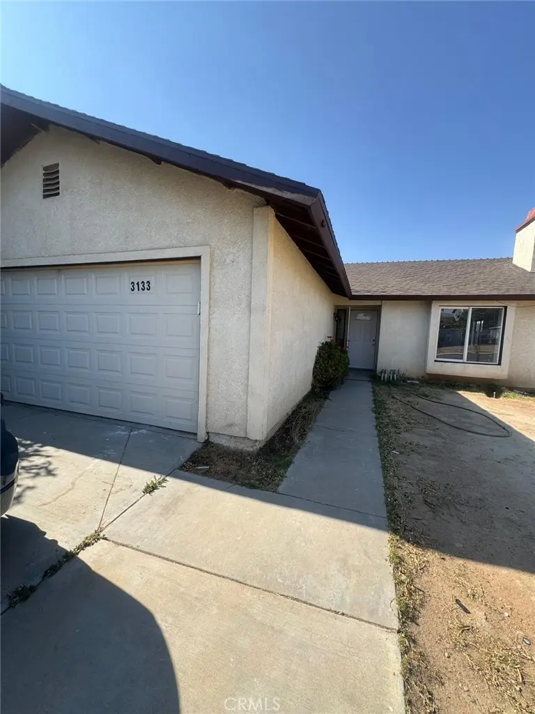 Residential Lease for rent at 3133 Heather, Palmdale, Los Angeles County, CA featuring 2 beds and 2 baths