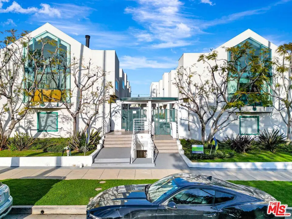 Condominium for rent at 807 21st Street 3, Santa Monica, CA featuring 2 beds and 3 baths