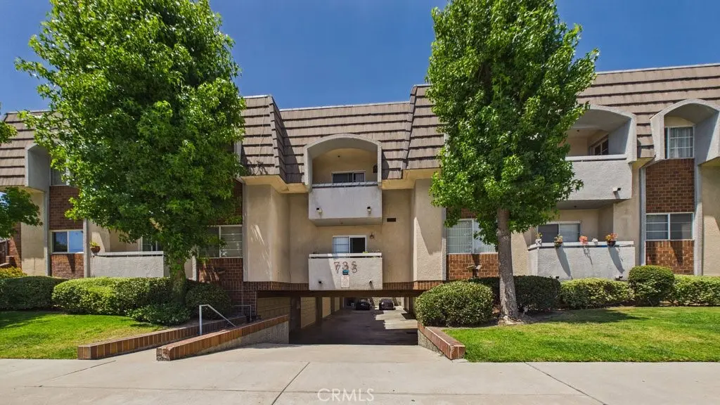 Townhouse for sale at 735 W California 102, Glendale, CA featuring 2 beds and 3 baths