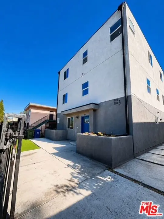 Residential Lease for rent at 789 E 41st Place, Los Angeles, Los Angeles County, CA featuring 7 beds and 6 baths