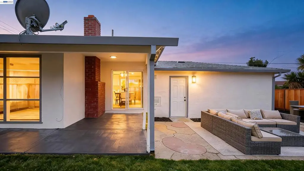 Single Family Residence for sale at 7 Newhall St, Hayward, CA featuring 3 beds and 2 baths