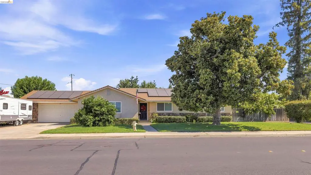 Single Family Residence for sale at 1042 Walnut St, Oakdale, CA featuring 3 beds and 2 baths