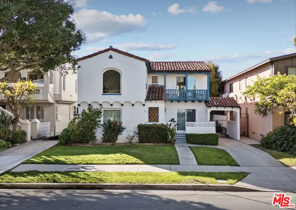 Single Family Residence for sale at 915 S Wooster Street, Los Angeles, CA featuring 6 beds and 4 baths