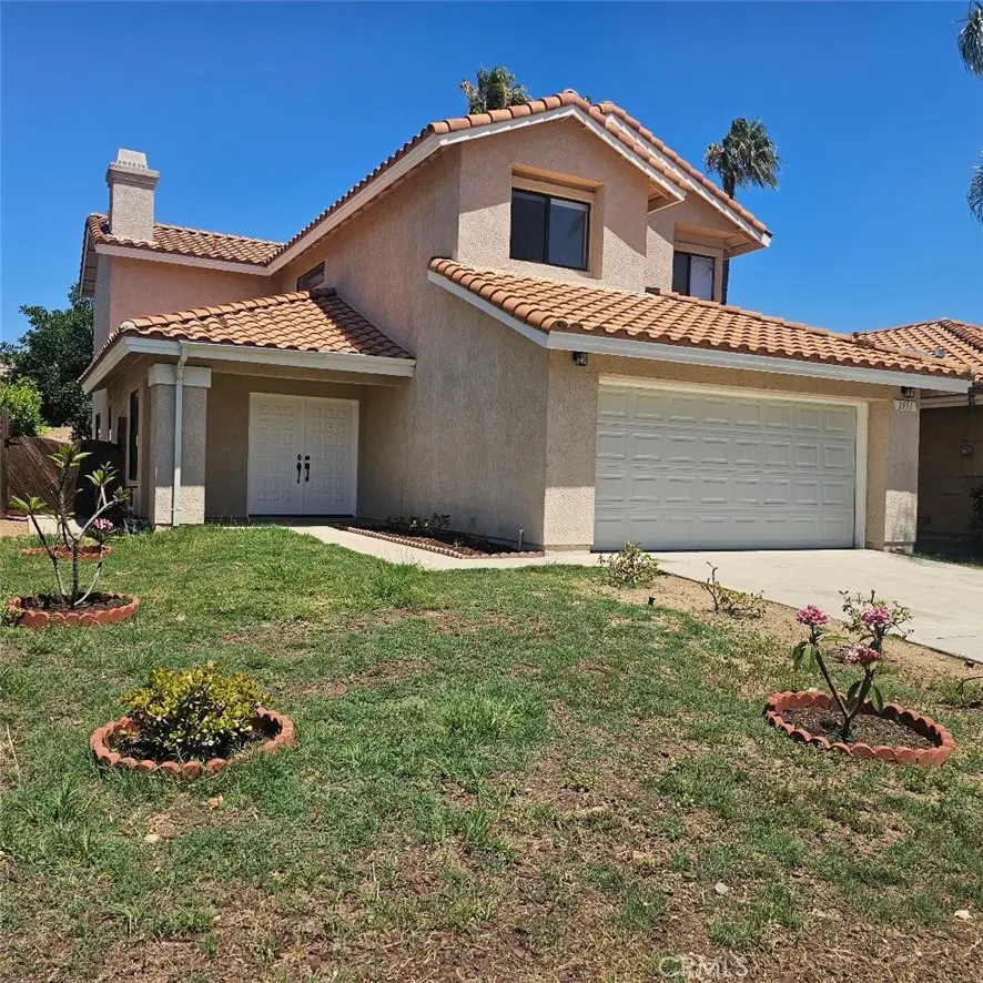 Residential Lease for rent at 2951 Wimbledon, Corona, Riverside County, CA featuring 4 beds and 3 baths