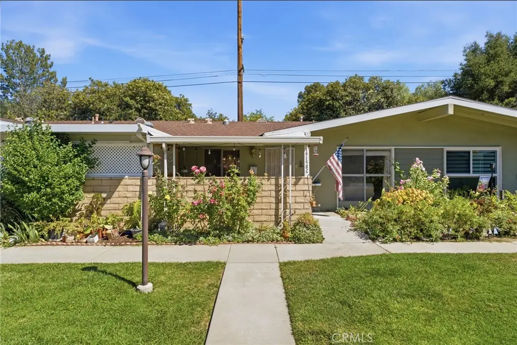 19158 Avenue Of The Oaks C, Newhall, CA — listing photo 1