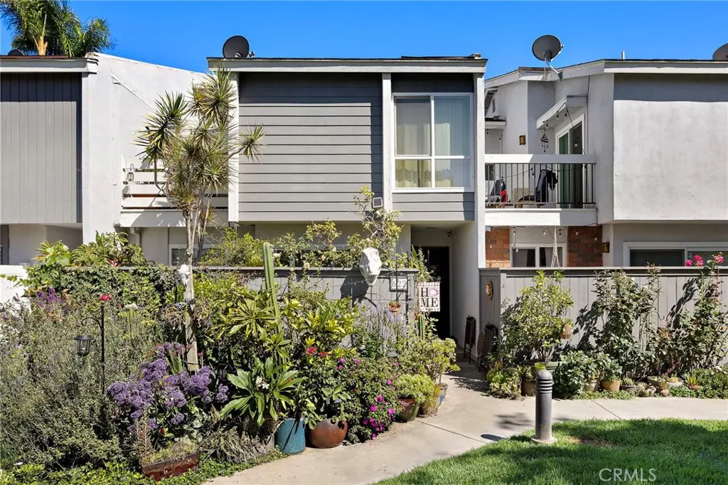 Condominium for sale at 622 Whitney Way, Costa Mesa, CA featuring 3 beds and 3 baths