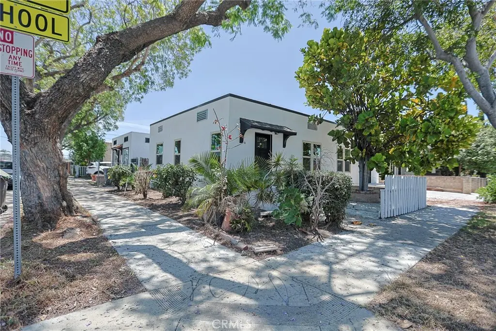 Duplex for rent at 401 S Garnsey, Santa Ana, CA featuring 1 bed and 1 bath