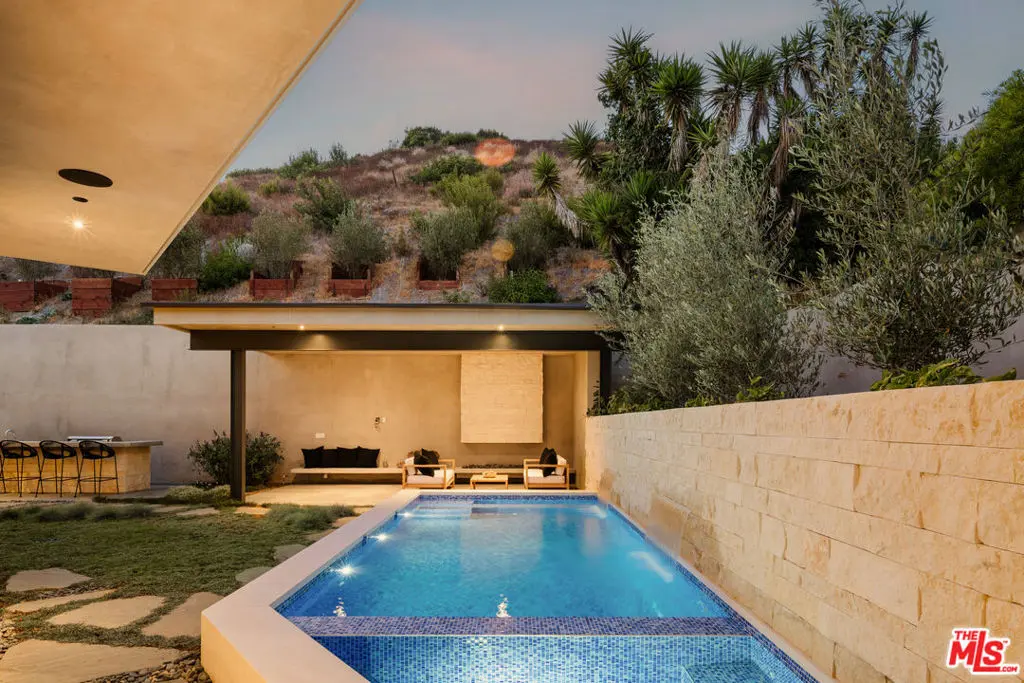 1205 Las Lomas Place, Pacific Palisades, CA — listing photo 1