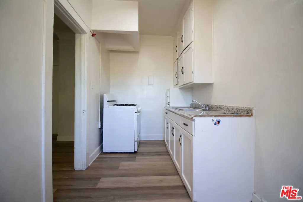 Residential Lease for rent at 1316 S Mariposa Avenue 208, Los Angeles, Los Angeles County, CA featuring 1 bed and 1 bath