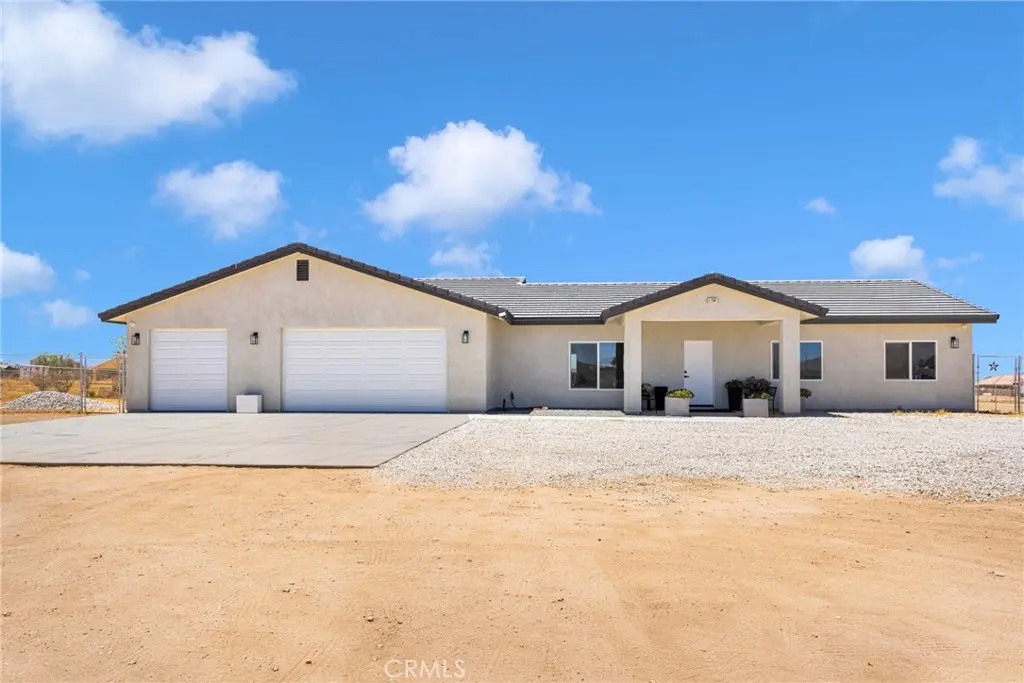 10770 Chipmunk, Apple Valley, CA — listing photo 1
