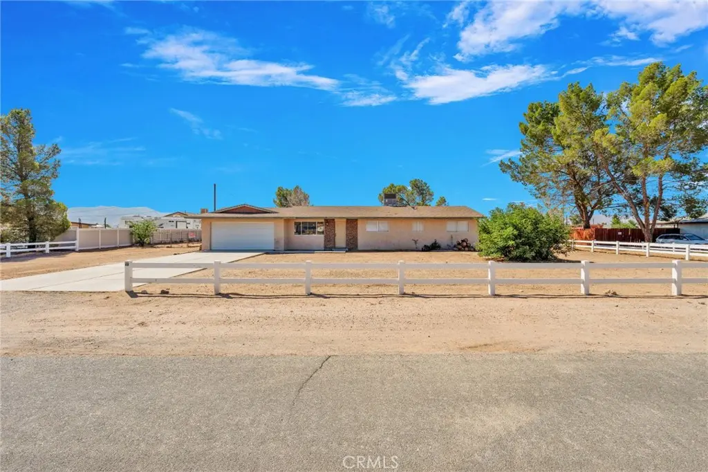 15075 Flathead Road, Apple Valley, CA — listing photo 1