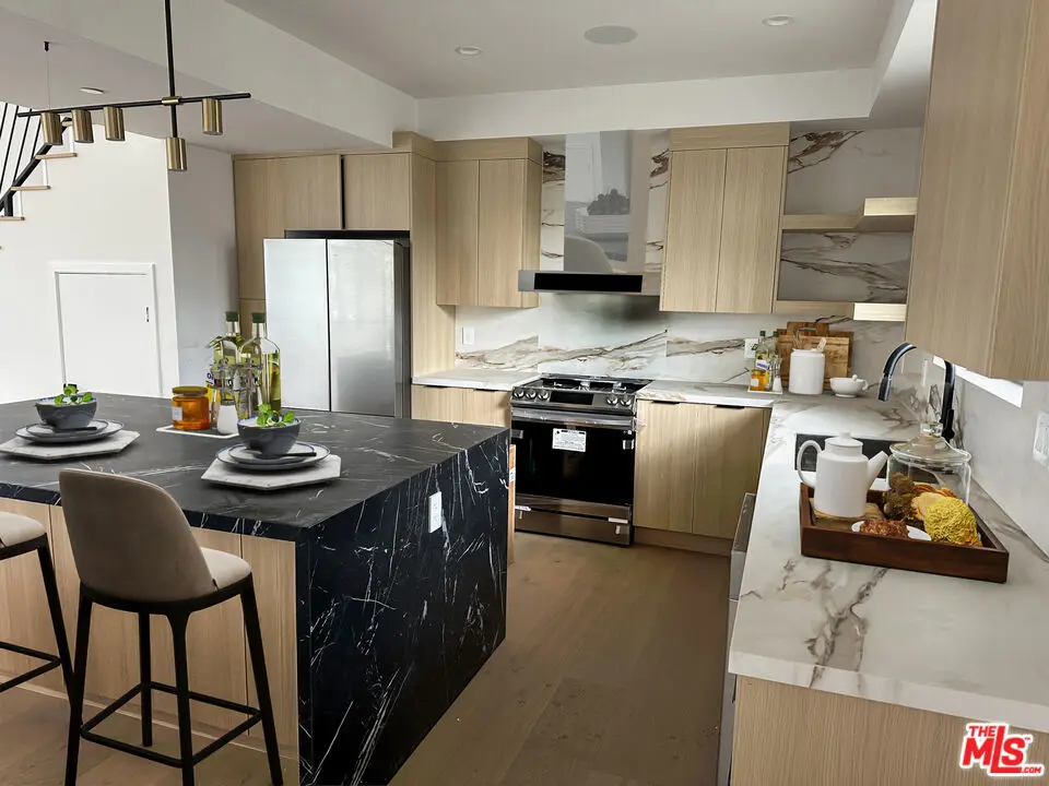 Residential Lease for rent at 1900 20th Street #B, Santa Monica, Los Angeles County, CA featuring 3 beds and 4 baths