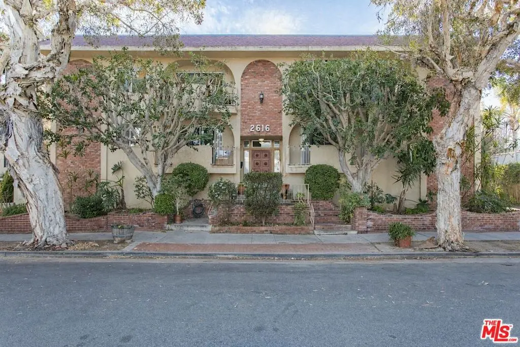 Residential Lease for rent at 2616 5th Street 106, Santa Monica, Los Angeles County, CA featuring 1 bed and 1 bath
