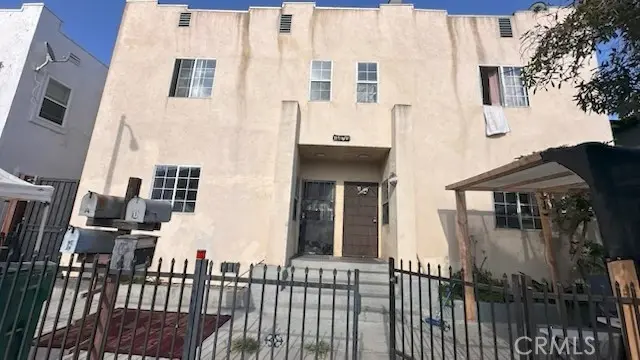 Duplex for rent at 1470 B Henderson, Long Beach, CA featuring 4 beds and 2 baths