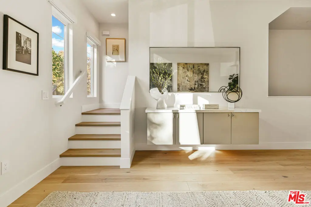 Residential Lease for rent at 3222 S Barrington Avenue, Los Angeles, Los Angeles County, CA featuring 3 beds and 4 baths