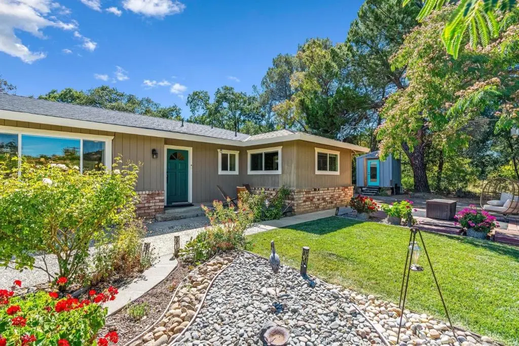 Single Family Residence for sale at 9465 Watsonville Road, Gilroy, CA featuring 3 beds and 2 baths