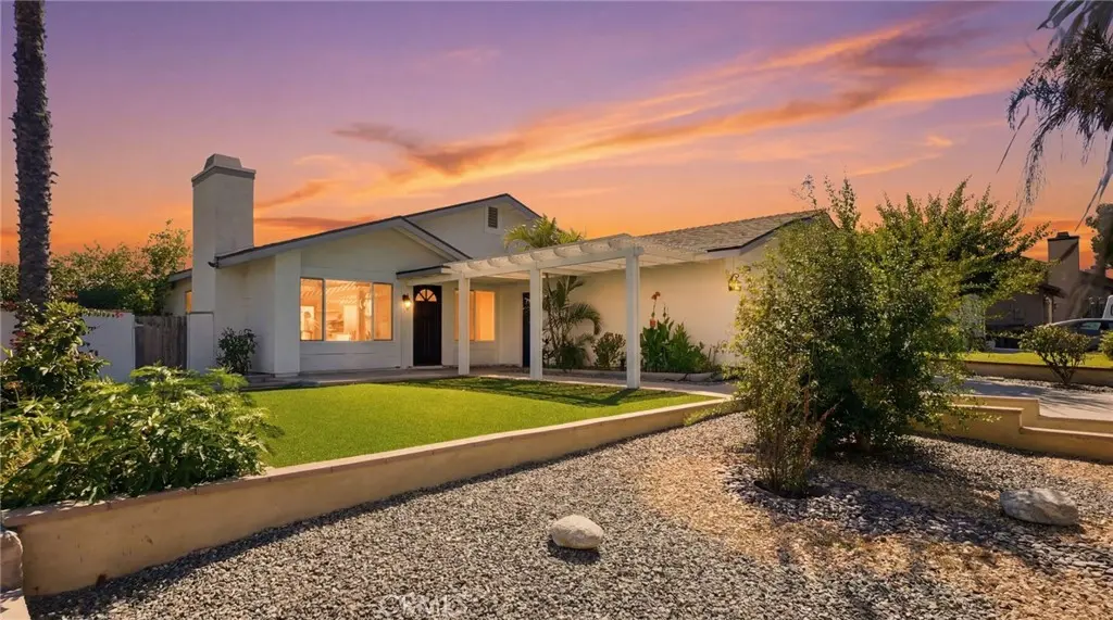 Single Family Residence for sale at 1138 Creekside, Corona, CA featuring 3 beds and 2 baths