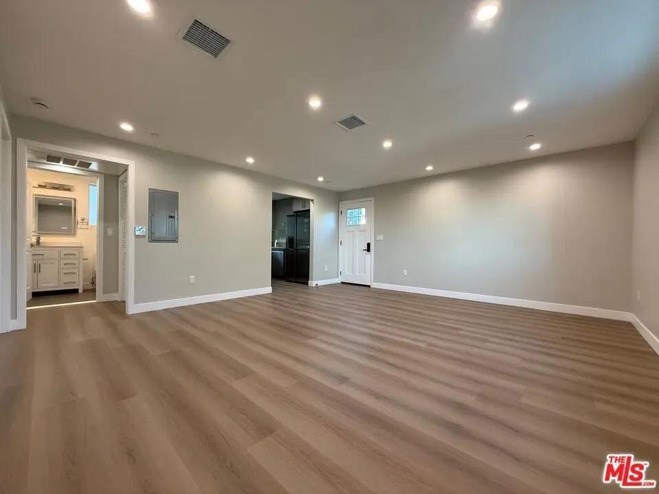 11947 Victory Boulevard, North Hollywood, CA — listing photo 1