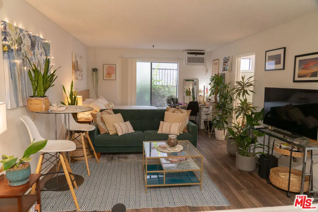Residential Lease for rent at 5418 Hermitage Avenue 103, Los Angeles, Los Angeles County, CA and 1 bath