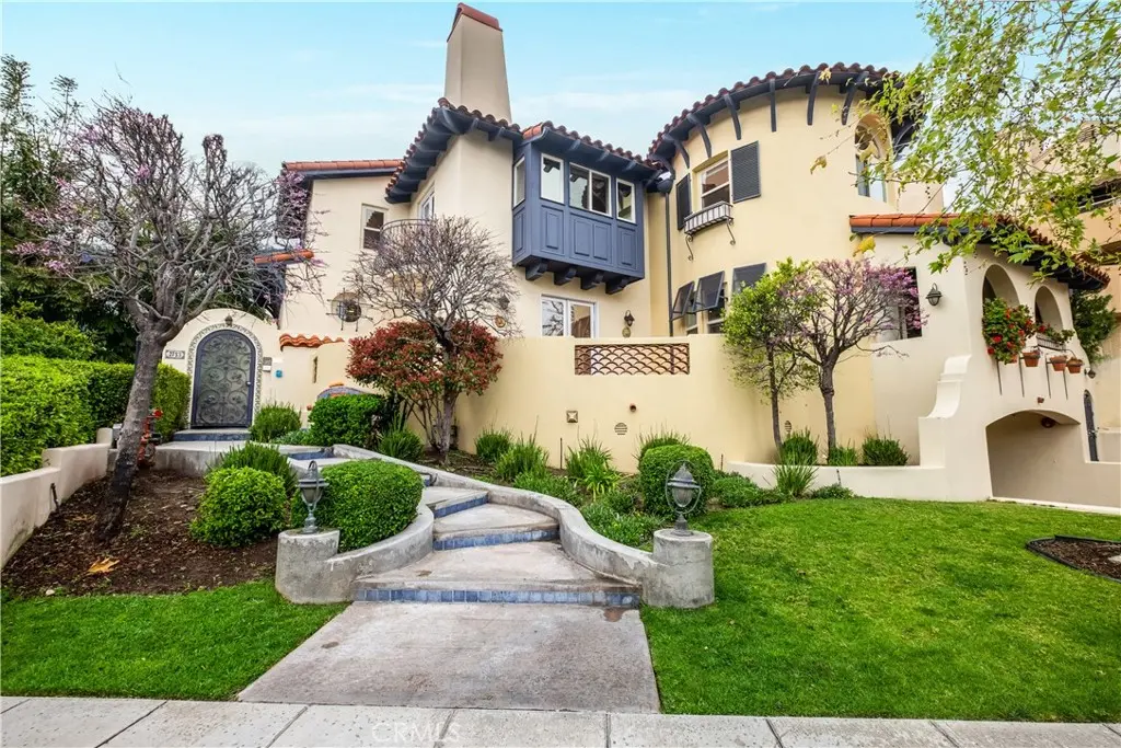 Residential Lease for rent at 2753 Piedmont 6, Glendale, Los Angeles County, CA featuring 2 beds and 3 baths