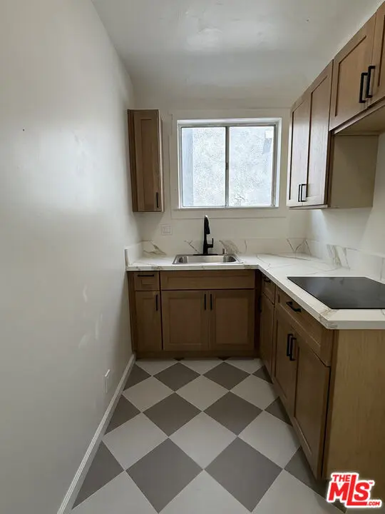 Residential Lease for rent at 44 Rose Avenue, Los Angeles, Los Angeles County, CA featuring 3 beds and 1 bath