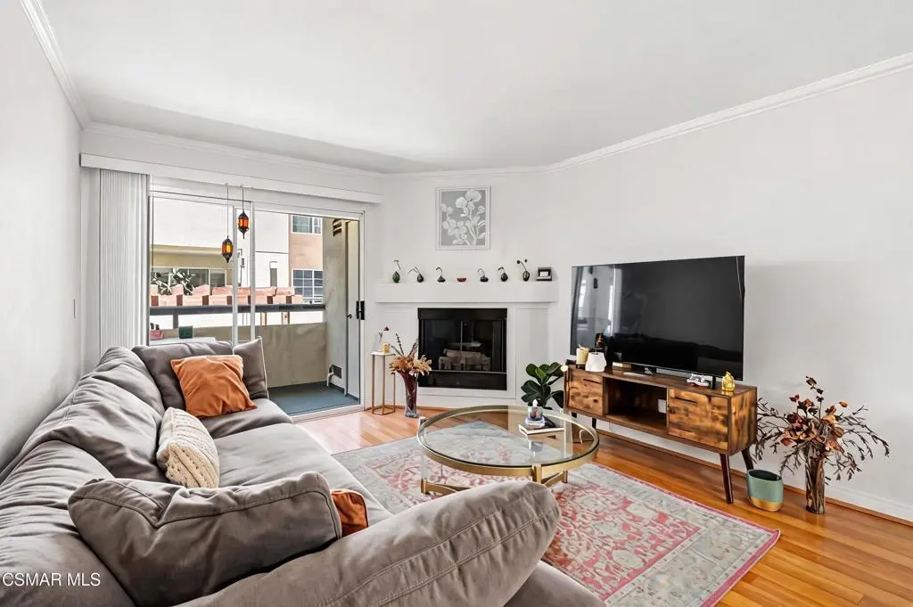 5530 Owensmouth Avenue 114, Woodland Hills, CA — listing photo 1