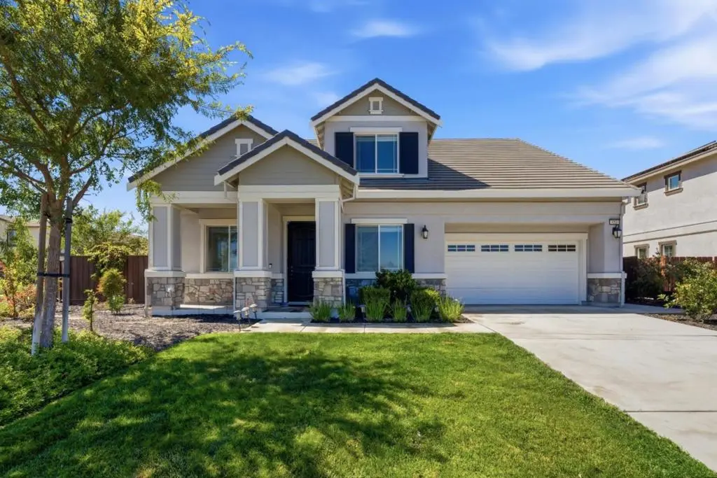 Residential Lease for rent at 453 Diamond Peak Lane, Oakley, CA featuring 4 beds and 3 baths