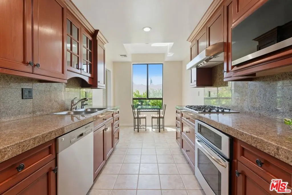 Residential Lease for rent at 1315 Roxbury Drive 201, Los Angeles, Los Angeles County, CA featuring 2 beds and 2 baths