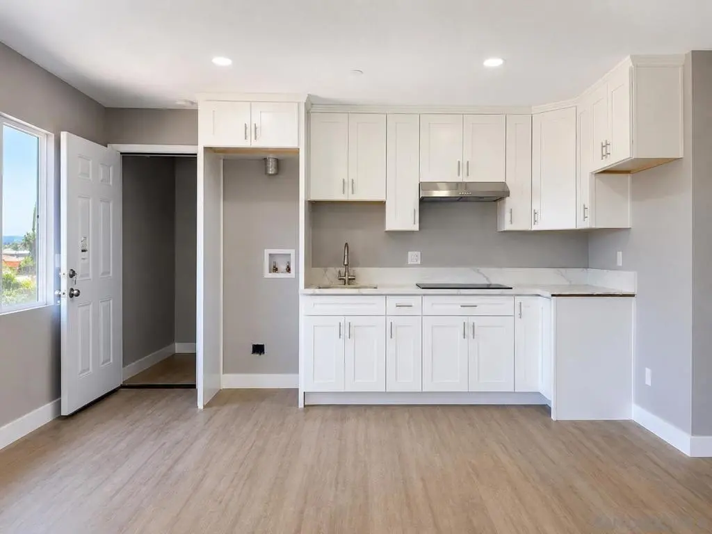 2421 Balboa Vista Dr 2, Oak Park, CA — listing photo 1