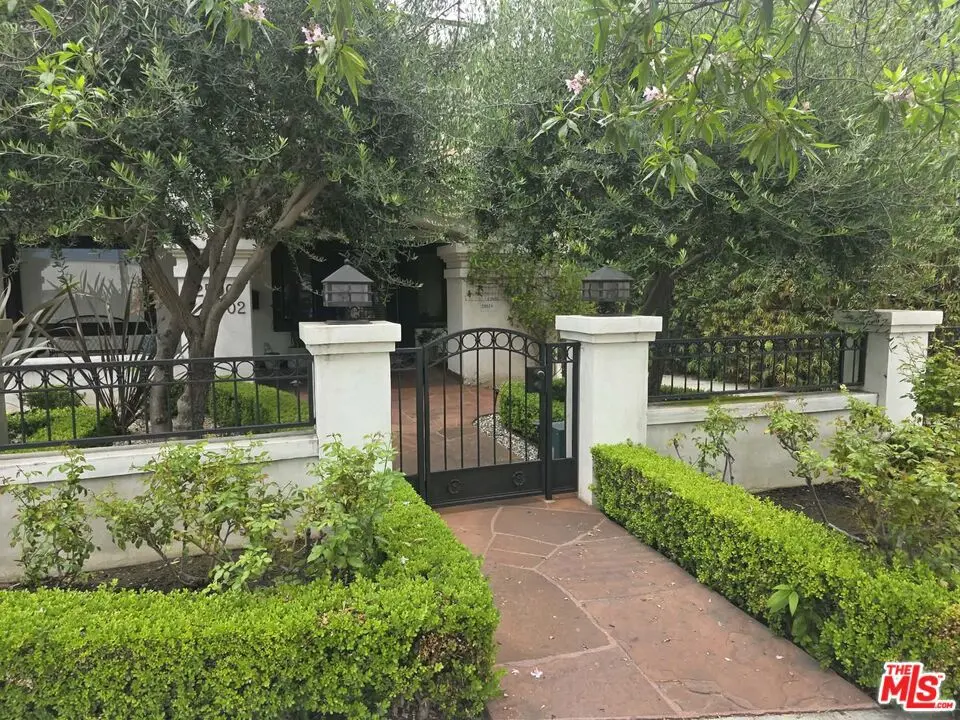 2500 Hyperion Avenue, Silver Lake, CA — listing photo 1