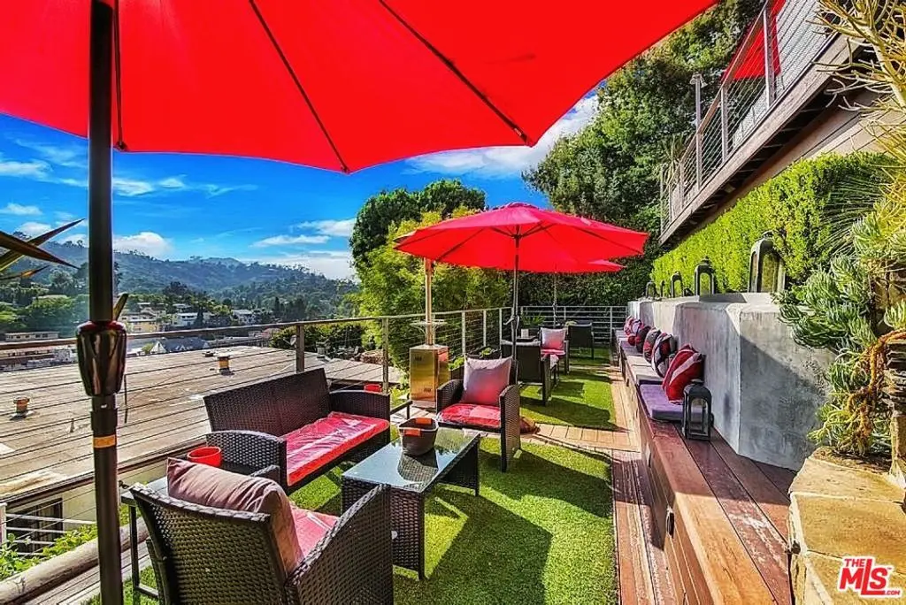 Residential Lease for rent at 3200 Primera Avenue, Los Angeles, Los Angeles County, CA featuring 2 beds and 2 baths
