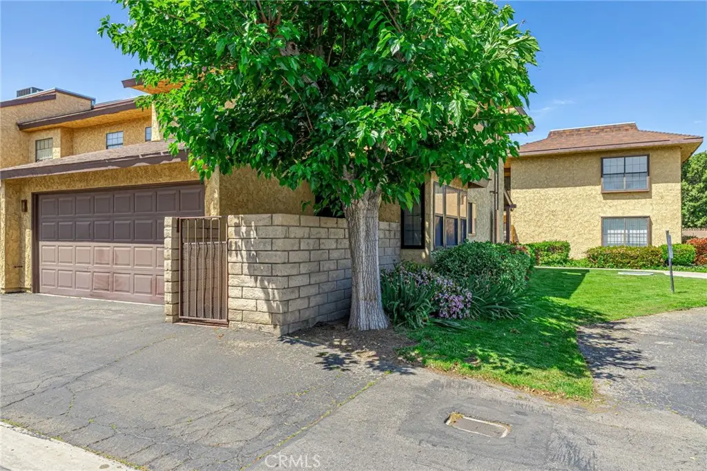 Townhouse for sale at 1543 W Avenue L 1, Lancaster, CA featuring 2 beds and 3 baths