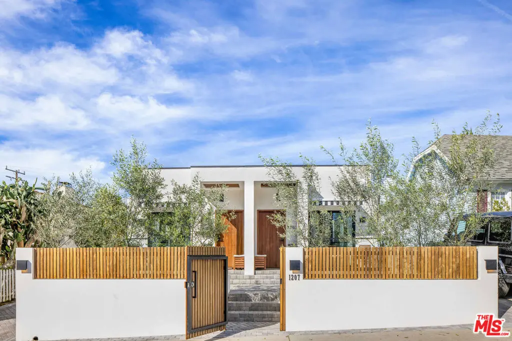Residential Lease for rent at 1205 N GENESEE Avenue, West Hollywood, Los Angeles County, CA featuring 2 beds and 1 bath