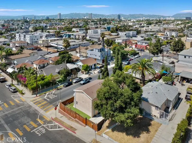 Residential Lease for rent at 1686 S RIMPAU Boulevard primary room, Los Angeles, Los Angeles County, CA featuring 1 bed and 1 bath