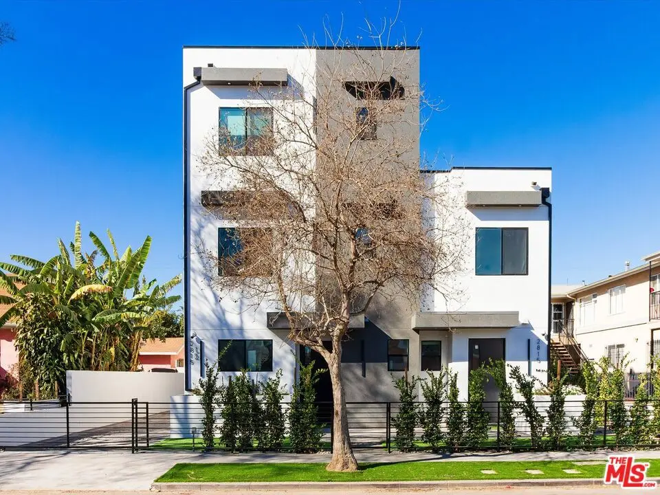 Residential Lease for rent at 2817 1/2 S Redondo Boulevard, Los Angeles, Los Angeles County, CA featuring 3 beds and 3 baths