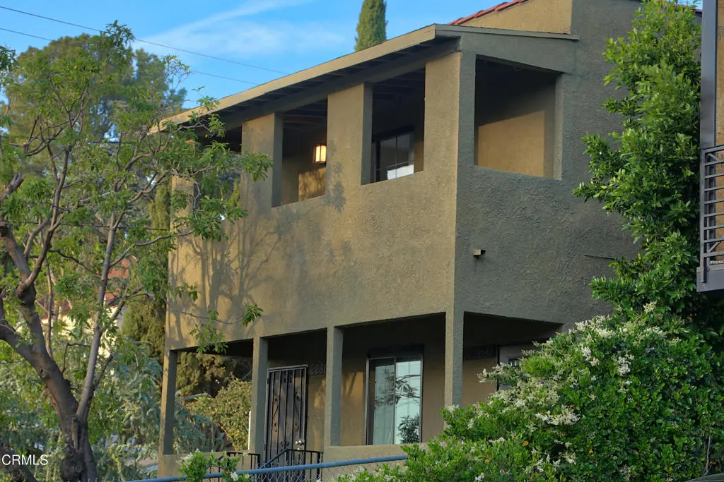 Duplex for rent at 2236 Glendale Boulevard 1/2, Los Angeles, CA featuring 3 beds and 2 baths