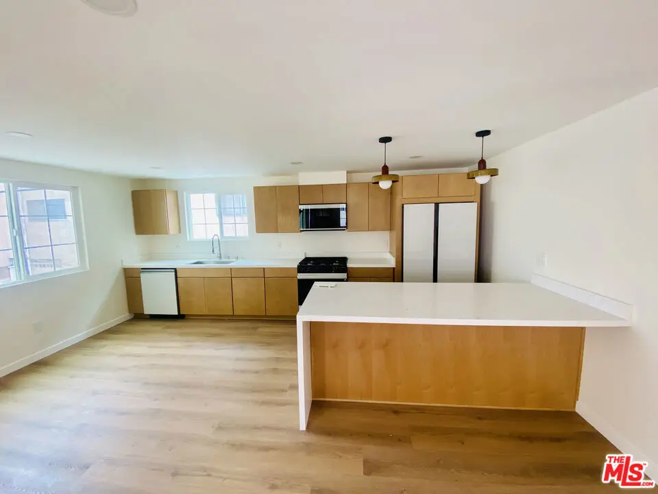 Residential Lease for rent at 1000 S Sherbourne Drive 1010, Los Angeles, Los Angeles County, CA featuring 2 beds and 2 baths