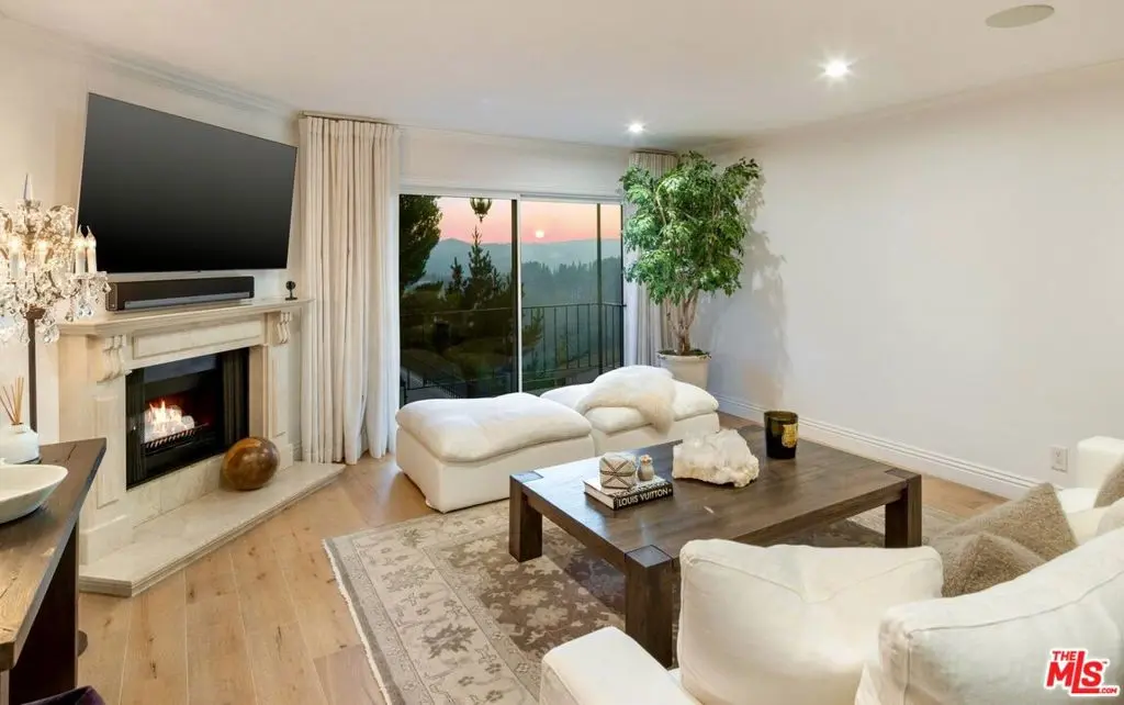 Condominium for sale at 2385 Roscomare Road D3, Los Angeles, CA featuring 2 beds and 2 baths
