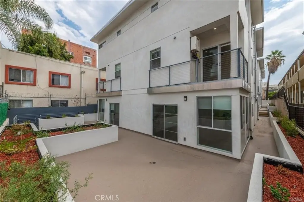Residential Lease for rent at 1245 N New Hampshire Ave #9, Los Angeles, Los Angeles County, CA featuring 3 beds and 4 baths