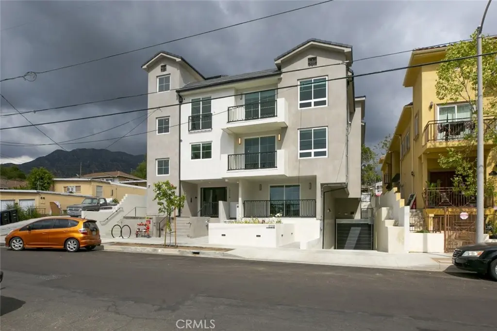 10218 Fernglen 101, Tujunga, CA — listing photo 1
